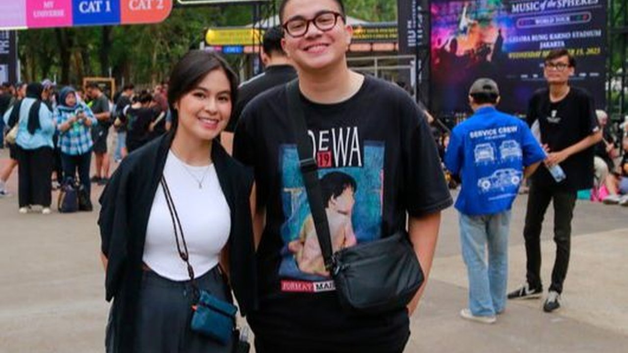 Berikut ini Beberapa Potret Umay Shahab yang nonton Konser Coldplay Pakai Kaos Dewa 19