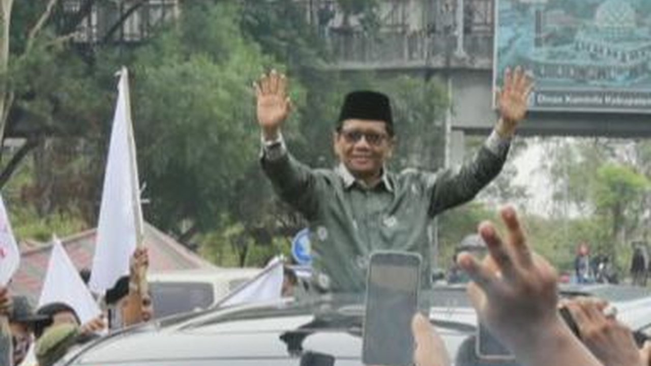 Pulang Kampung ke Madura, Mahfud MD Disambut Meriah Warga di Suramadu