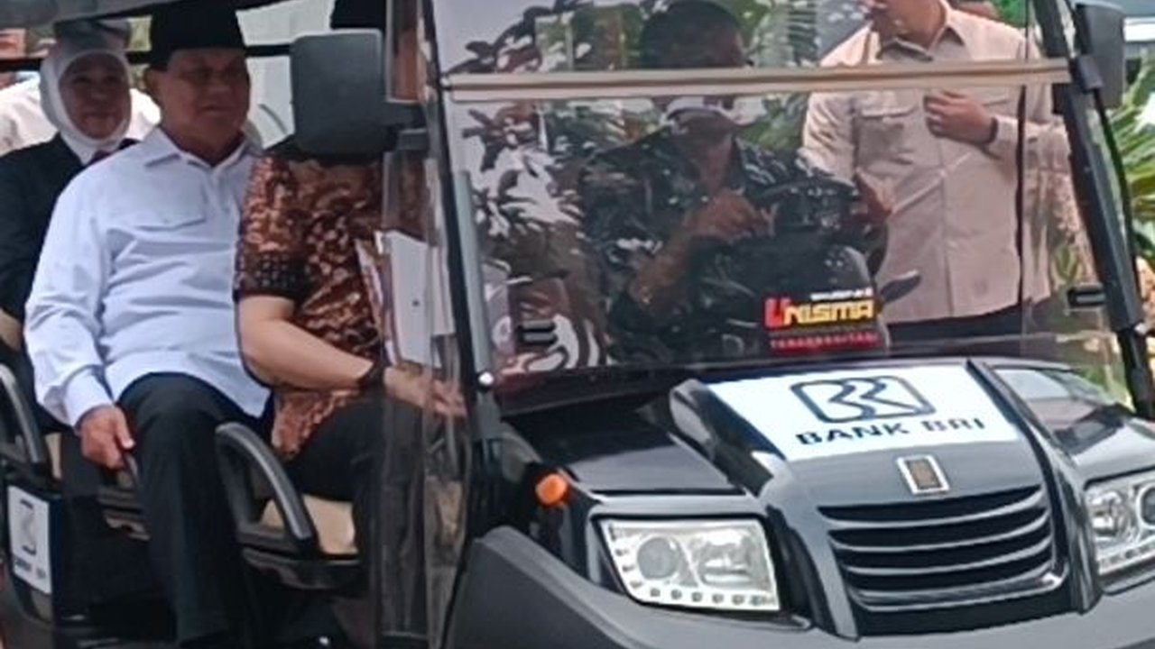 Digadang Gabung TKN, Momen Khofifah Naik Mobil Golf Bersama Prabowo di Malang