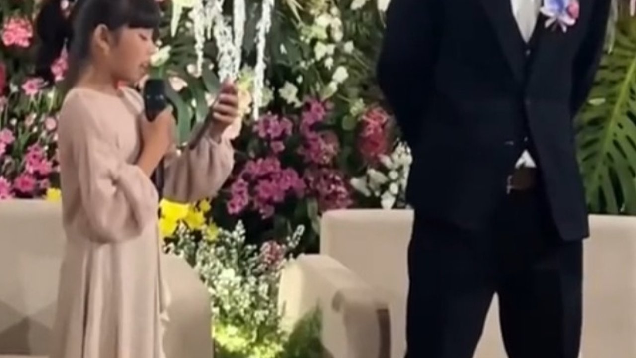 Beda 19 Tahun, Bocah Perempuan Ini Menangis Haru di Pernikahan Kakaknya