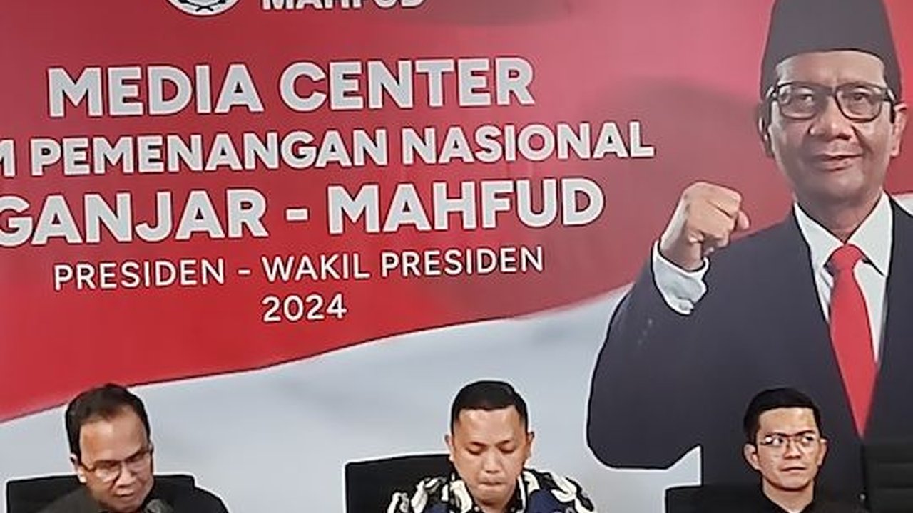 Ganjar-Mahfud Curiga Polisi Geruduk Kantor PDIP & Copot Baliho