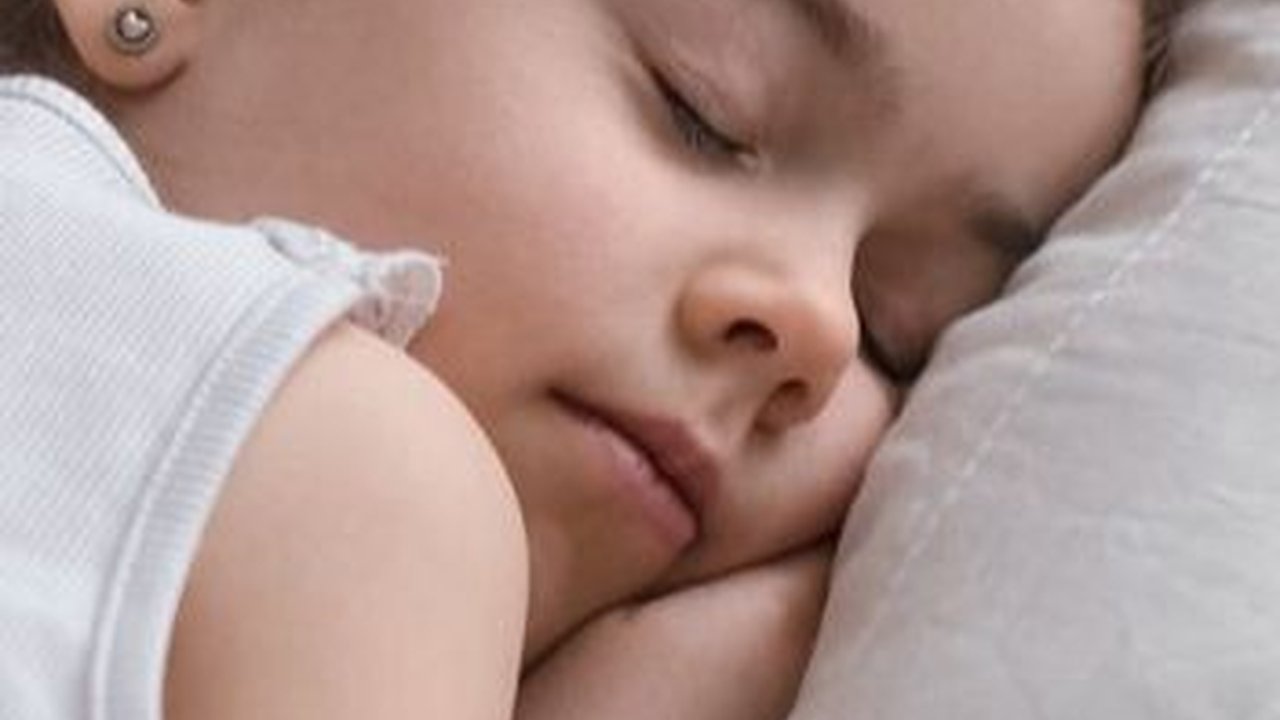 Mengapa Anak Sering Berkeringat Saat Tidur? Ini 12 Alasannya
