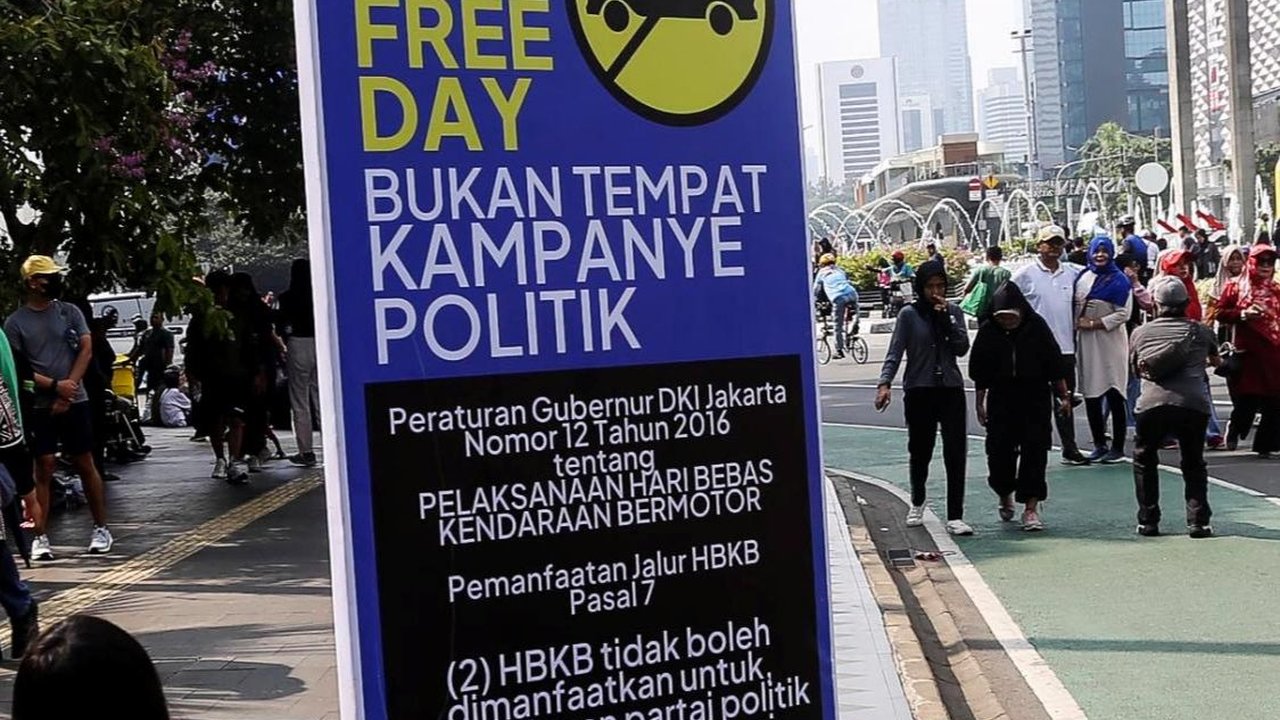FOTO: Banner Larangan Kampanye Politik Mencuri Perhatian Saat Car Free Day di Kawasan Thamrin