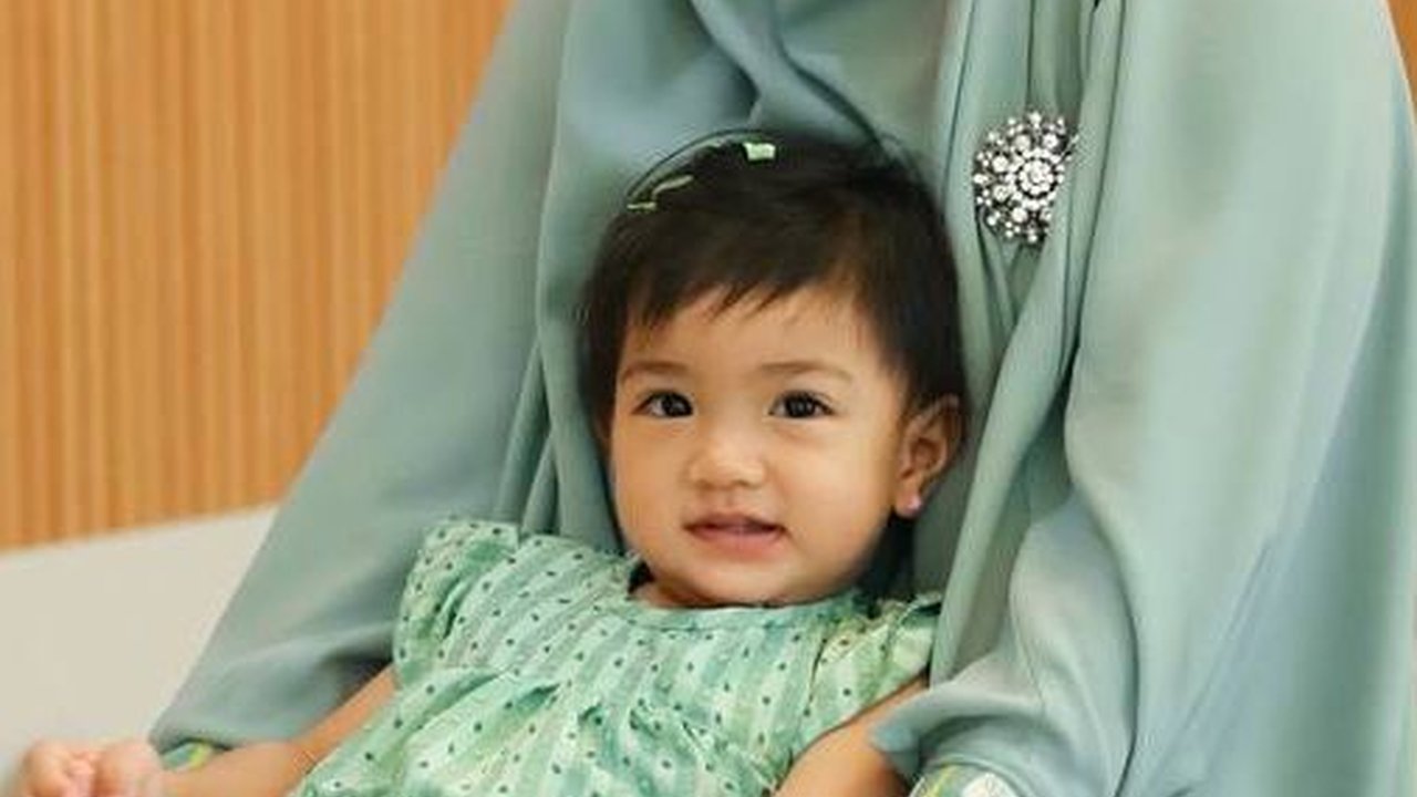 Genap Berusia 1 Tahun, Potret Amala Anak Irish Bella & Ammar Zoni Bak Model CIlik, Sudah Jago Berpose