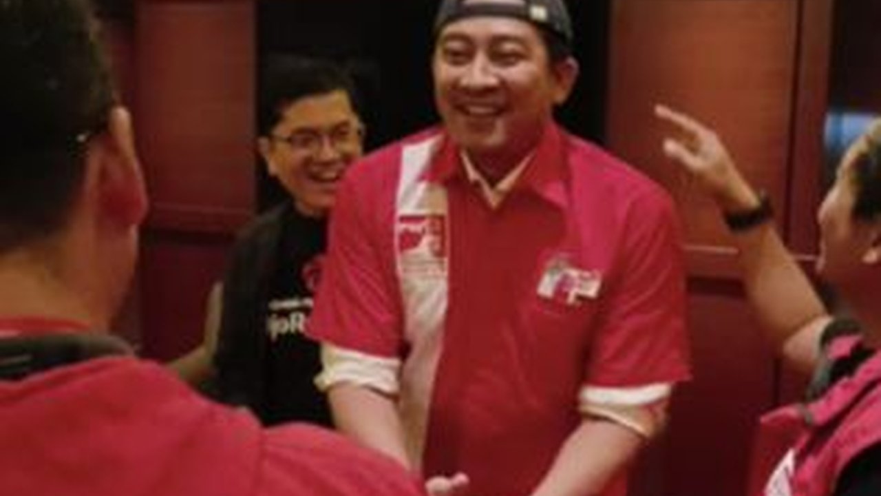 Kader PSI Bajunya Kayak Petugas SPBU, Sosoknya Tak Sembarangan Menantu Presiden Ke-4