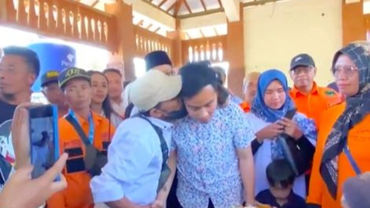 Lagi, Gibran Pasrah Dicium Bapak-bapak Berkumis setelah Pimpin Acara Pemotongan Tumpeng