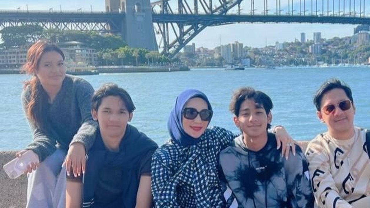 7 Potret Liburan Andre Taulany ke Australia, Ketampanan Kenzy & Dio Bikin Salfok