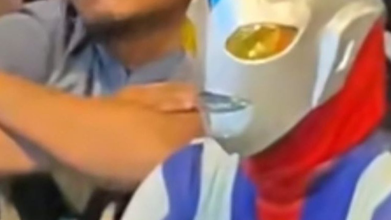 Viral Ultraman Datang ke Pengajian Gus Iqdam, Bikin Ngakak Warganet