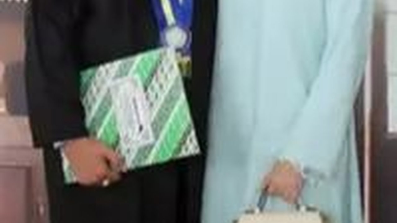 10 Potret Seleb Dampingi Suami Wisuda