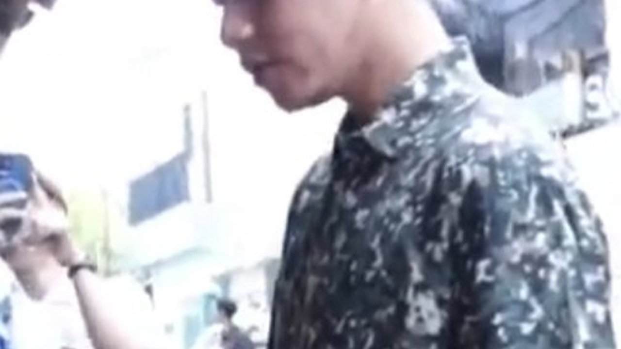 CEK FAKTA: Hoaks Paspampres Minta Warga Ganti Kaos Foto Caleg PDIP saat Gibran Blusukan ke Sangkrah Solo