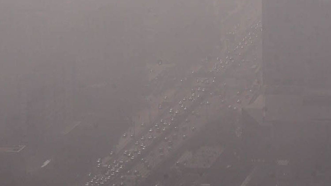 FOTO: Penampakan Beijing Tercekik Polusi Udara Tebal, Warga Kembali Pakai Masker