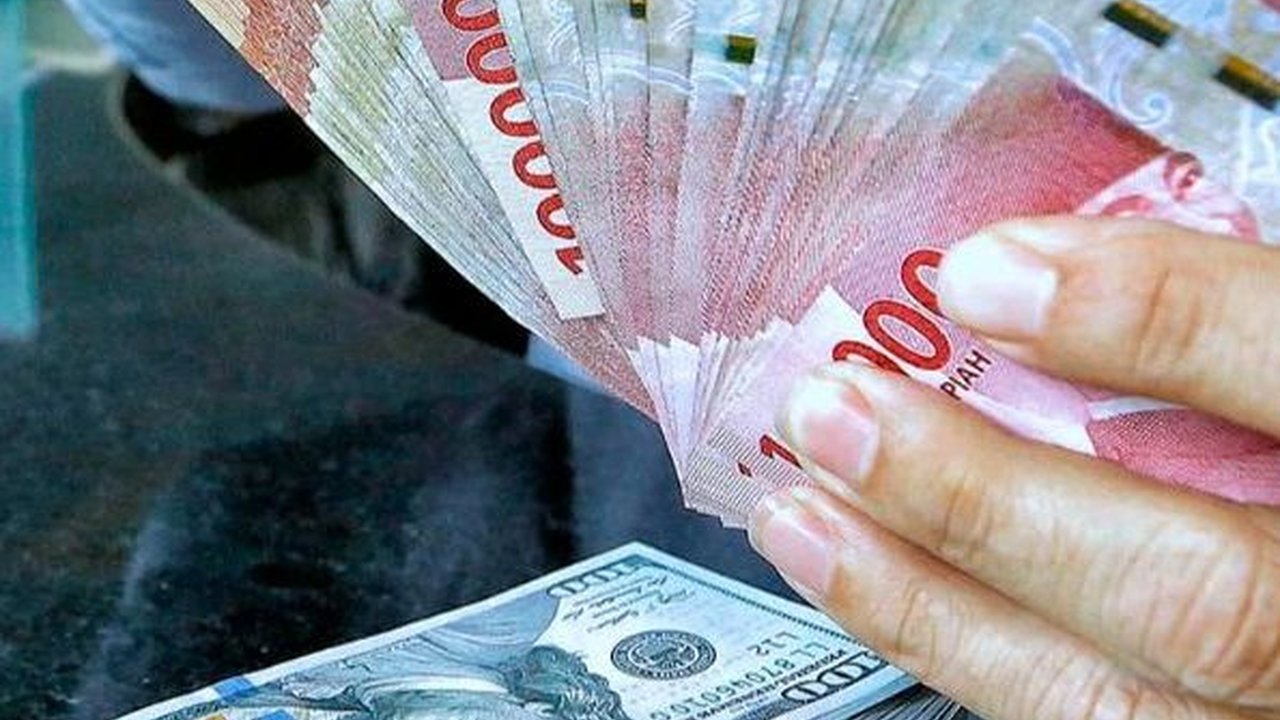 Kurs Rupiah Hampir Sentuh Rp16.000 per USD, Ternyata Ini Biang Keroknya
