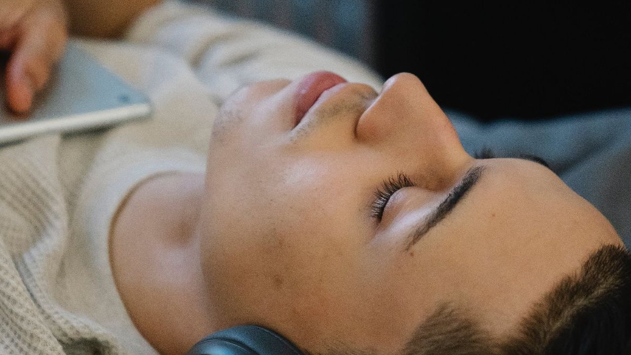 Ternyata Mendengarkan Musik Saat Tidur Bisa Berikan Ketenangan, Bongkar Manfaat Lainnya Yuk!