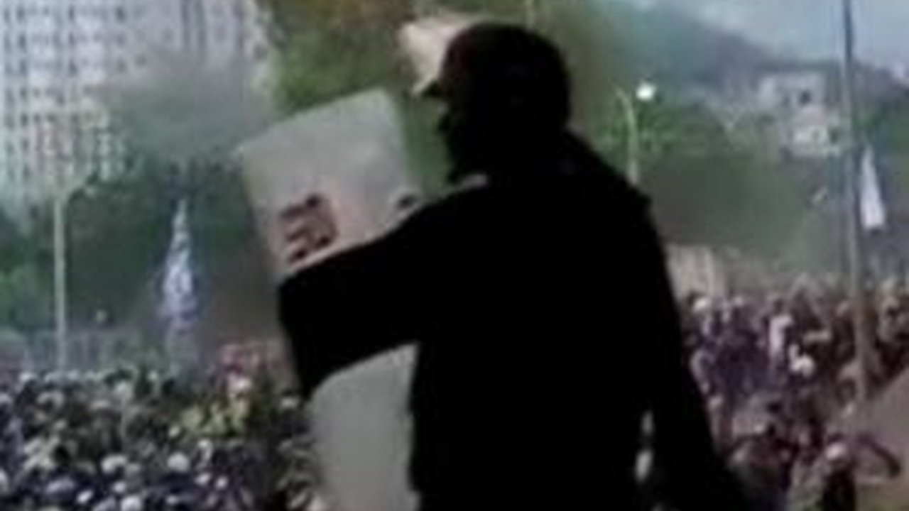 Kronologi Polisi Bentrok dengan Suporter Gresik United hingga 17 Orang Luka-Luka