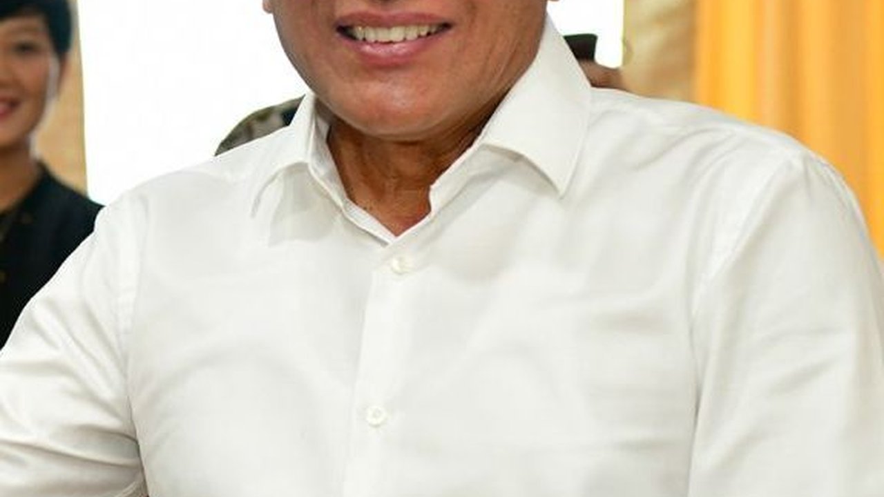 Situasi Tegang, Momen Mantan Gubernur Bintang Tiga TNI Dikepung Suporter di Stadion