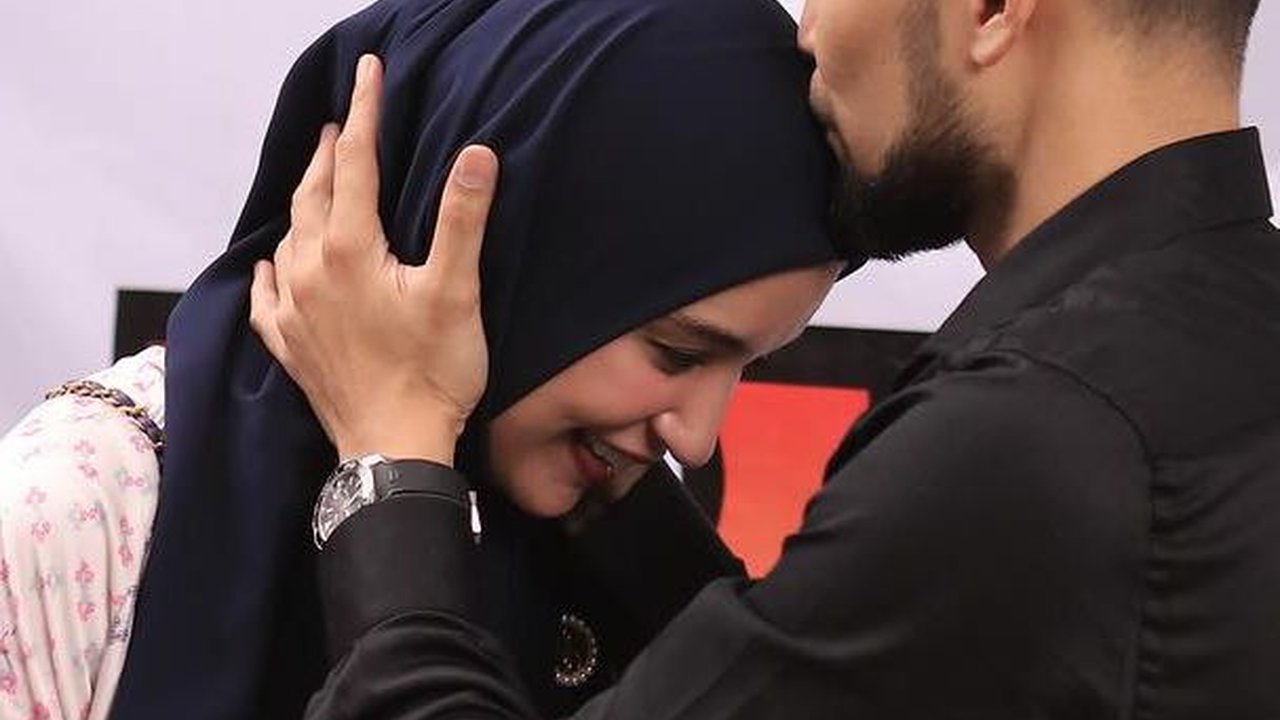 Romantic Dinner Ala Teuku Wisnu Bikin Shireen Sungkar Berbunga-bunga, Makannya di Pecel Ayam Sampai Curi Perhatian Warga