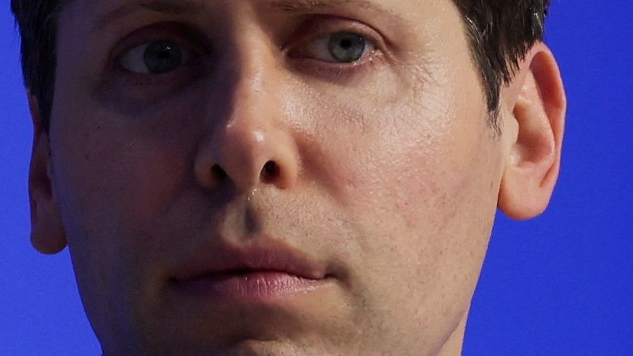 Microsoft Rekrut Eks Bos OpenAI Sam Altman