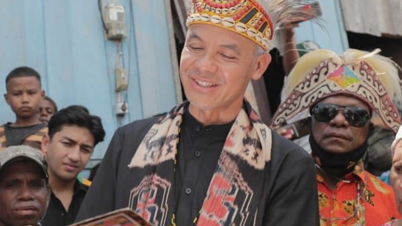Momen Ganjar Menari Bersama Ribuan Masyarakat di Sorong Papua