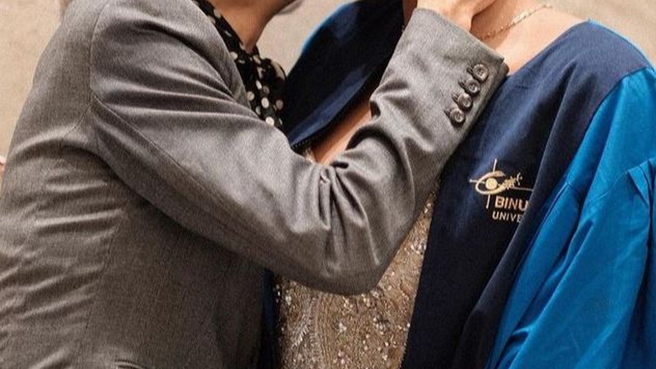 Disebut Paket Komplit, 8 Foto Cantik  Sarah Tumiwa di Momen Wisudanya