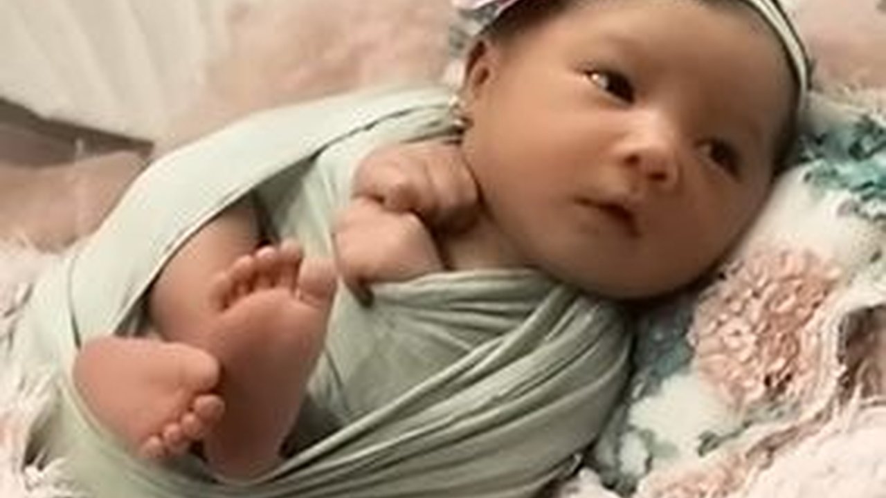 Newborn Photoshoot Baby Azura Anak Kedua Aurel Hermansyah dan Atta Halilintar, Cantik Banget & Sudah Sadar Kamera