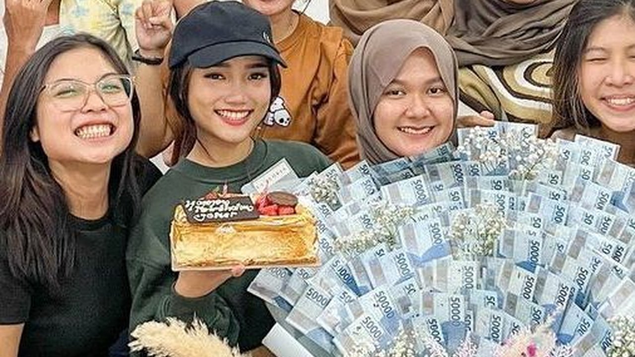 7 Potret Fuji Rayakan Ulang Tahun Asistennya, Beri Bucket Uang Jutaan Rupiah Hingga Bikin Netizan Heboh