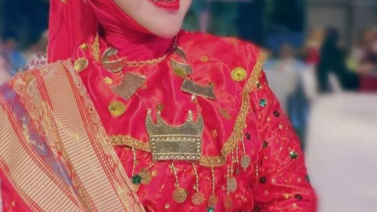 Berkarier Sejak Tahun 60-an, Intip 7 Potret Terbaru Elvy Sukaesih sang 'Ratu Dangdut' yang Tetap Eksis Meski Sudah Berusia 72 Tahun