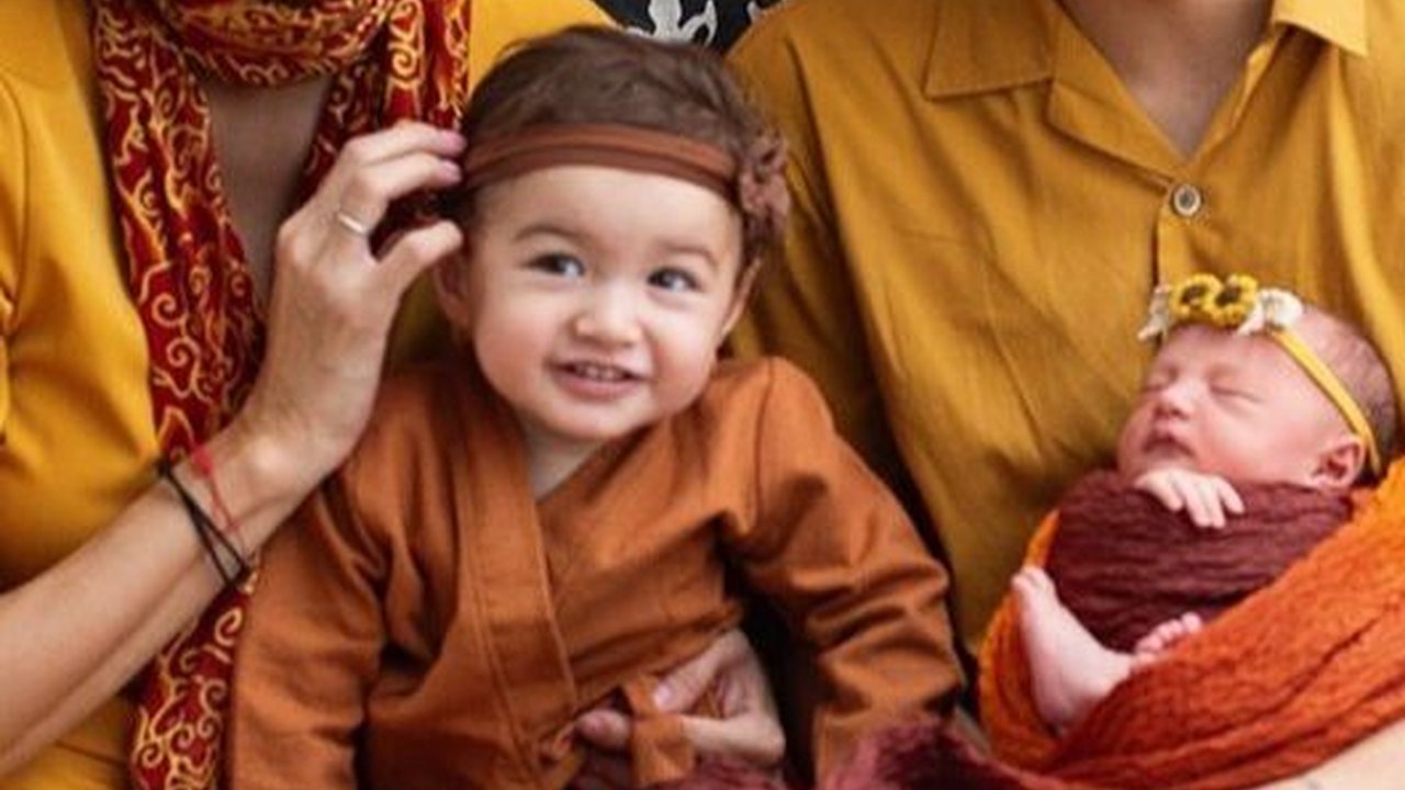 Foto-Foto Dimas Anggara Momong Anak, Siap Makan Mandi Ngebut Bagi Tugas sama Nadine Chandrawinata