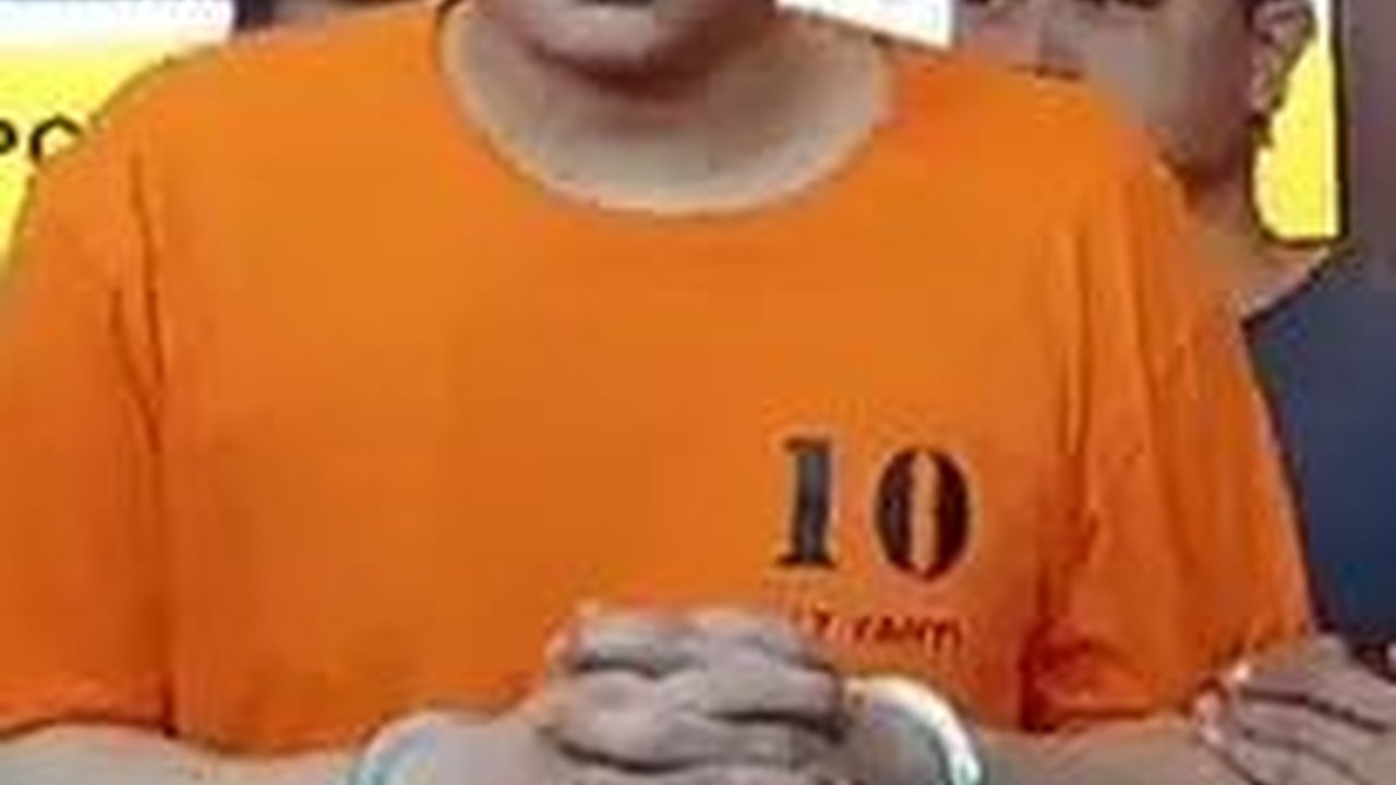7 Potret Leon Dozan dengan Tangan Diborgol dan Pakai Baju Tahanan