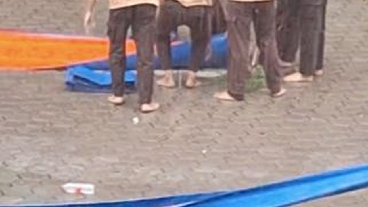 Di Tengah Rintik Hujan, Satpam ini Payungi Guru yang Sedang Salat, Aksinya Mulia Banget