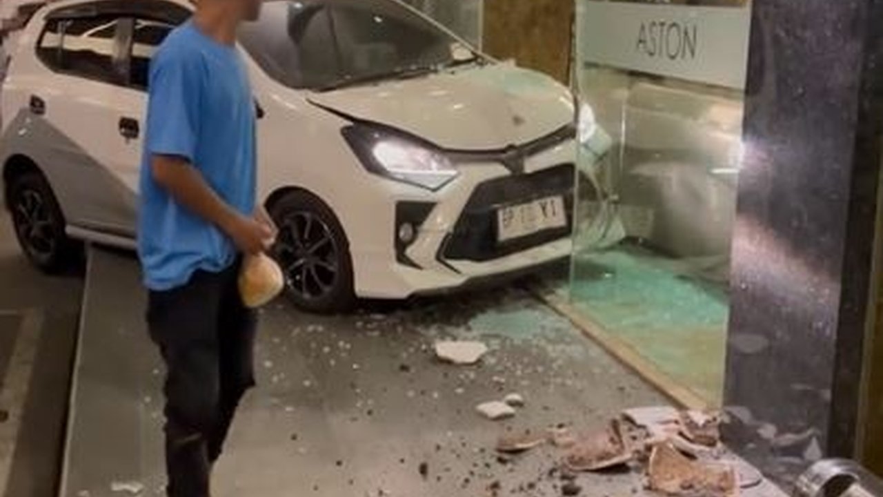 Mobil Matik Tabrak Lobi Hotel di Batam Ini Viral, Pengendara Diduga Salah Injak Pedal