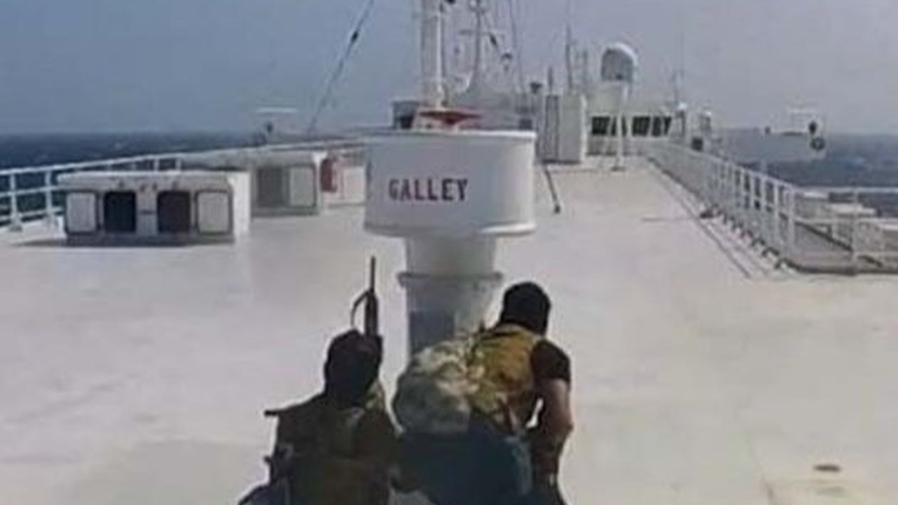 FOTO: Momen Menegangkan Houthi Bajak Kapal Israel di Laut Merah: Pasukan Bersenjata Turun dari Helikopter