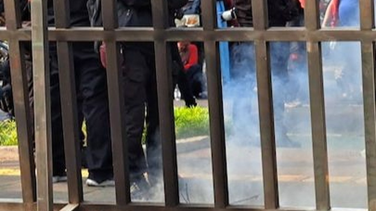 Perjuangkan UMP Jakarta 2024 Rp5,6 Juta, Buruh Rusak Pagar Balai Kota DKI