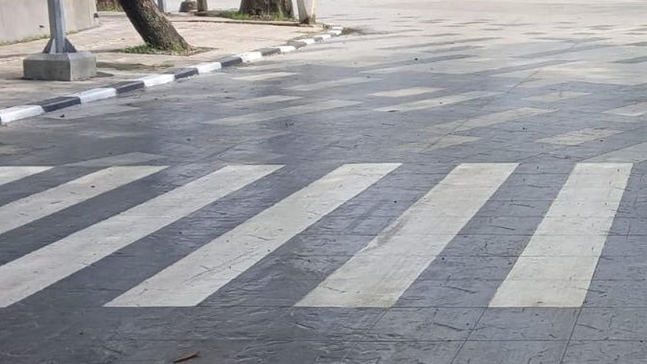 Ini Penampakan Ruas Jalan Licin di Medan yang Bikin Pengendara Tergelincir