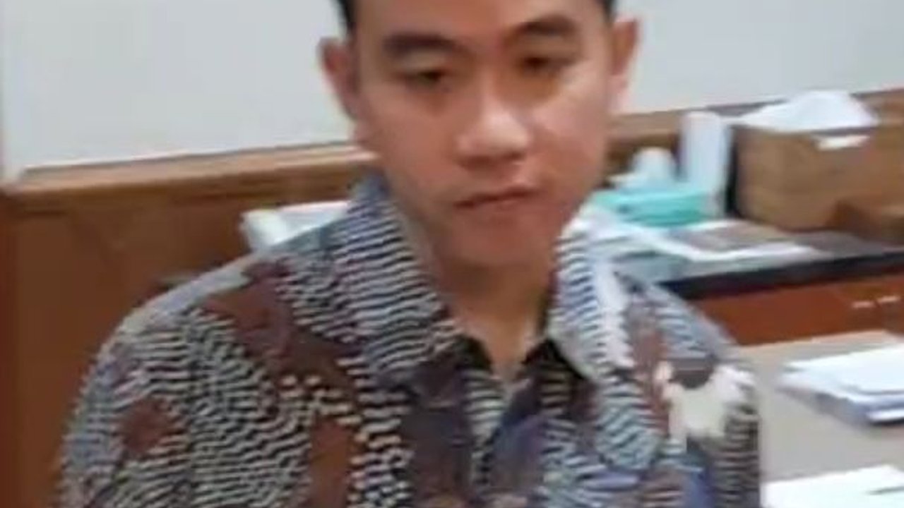VIDEO: Gibran Lawan Tudingan Hasto soal Tekanan Penguasa- Relawan Saya Juga Diintimidasi