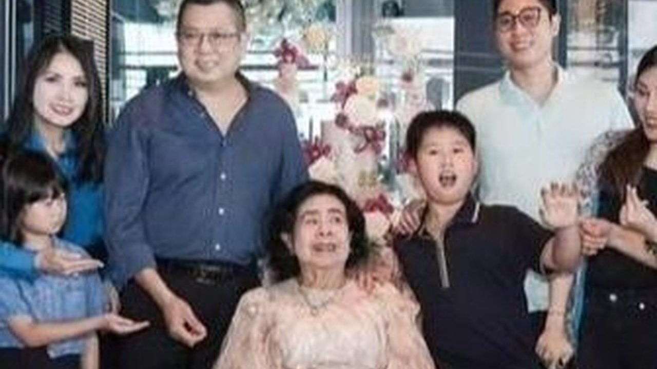 Masih Tetap Cantik dan Sehat, Berikut 8 Potret Ulang Tahun Nenek Valencia Tanoe yang Kini Berusia 88 Tahun