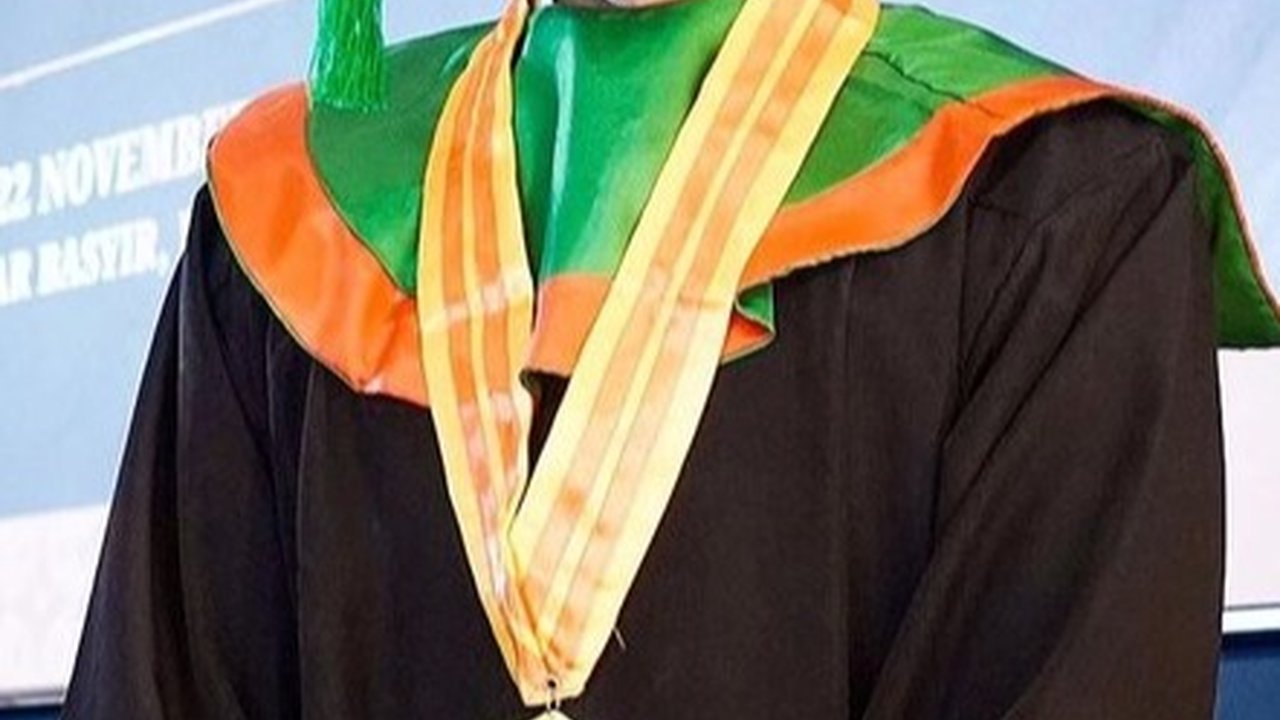 Tak Ditemani Istri, Ini Momen Wisuda S2 Teuku Ryan yang Jadi Sorotan