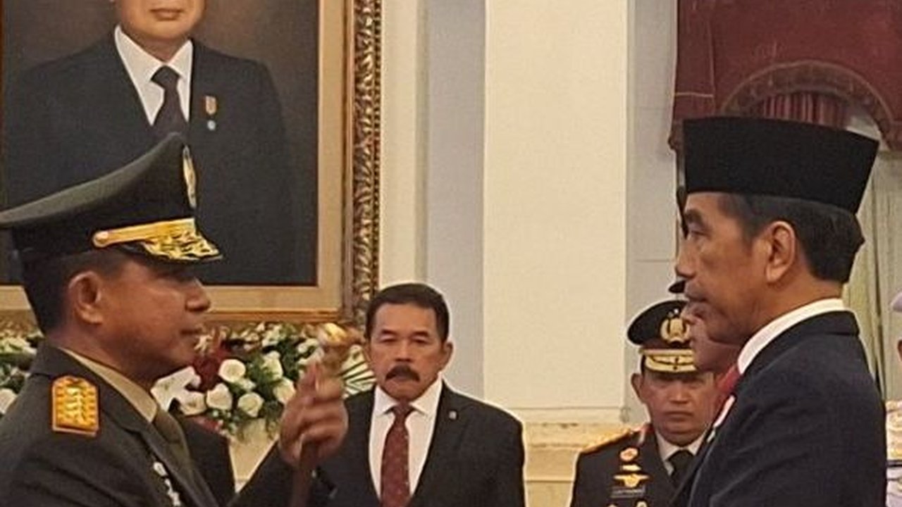 VIDEO: Hormat Jenderal TNI Agus ke Jokowi, Dipasangi Pangkat & Diberi Tongkat Komando