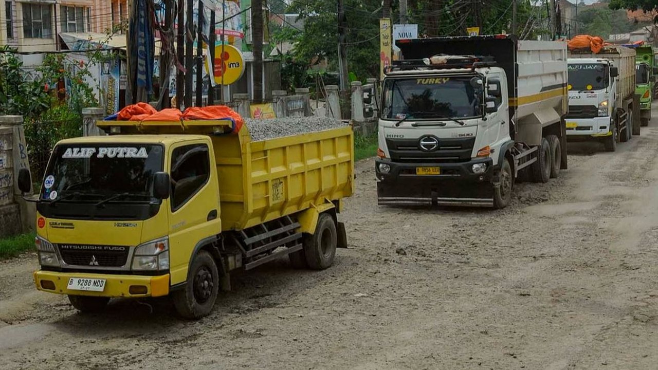 FOTO: Kondisi Terkini Jalan Rusak Parah di Parung Panjang Bogor yang Ancam Keselamatan Warga