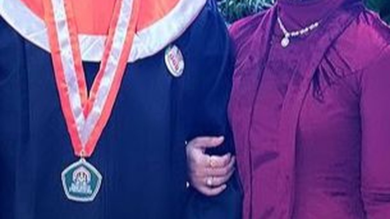 Dalami Ilmu Al Quran dan Tafsir, ini 10 Momen Bahagia Sahrul Gunawan saat Wisuda S2