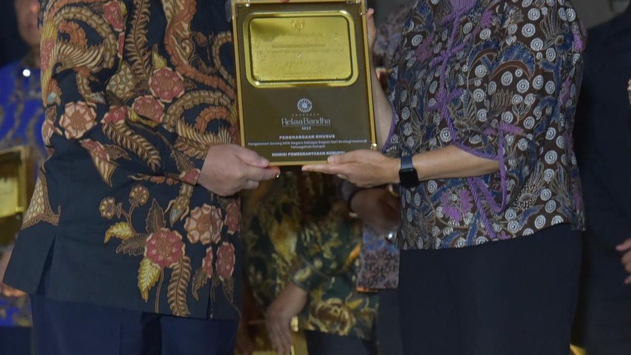 Ketua KPK Firli Bahuri Raih Penghargaan Strategi Pencegahan Korupsi dari Sri Mulyani
