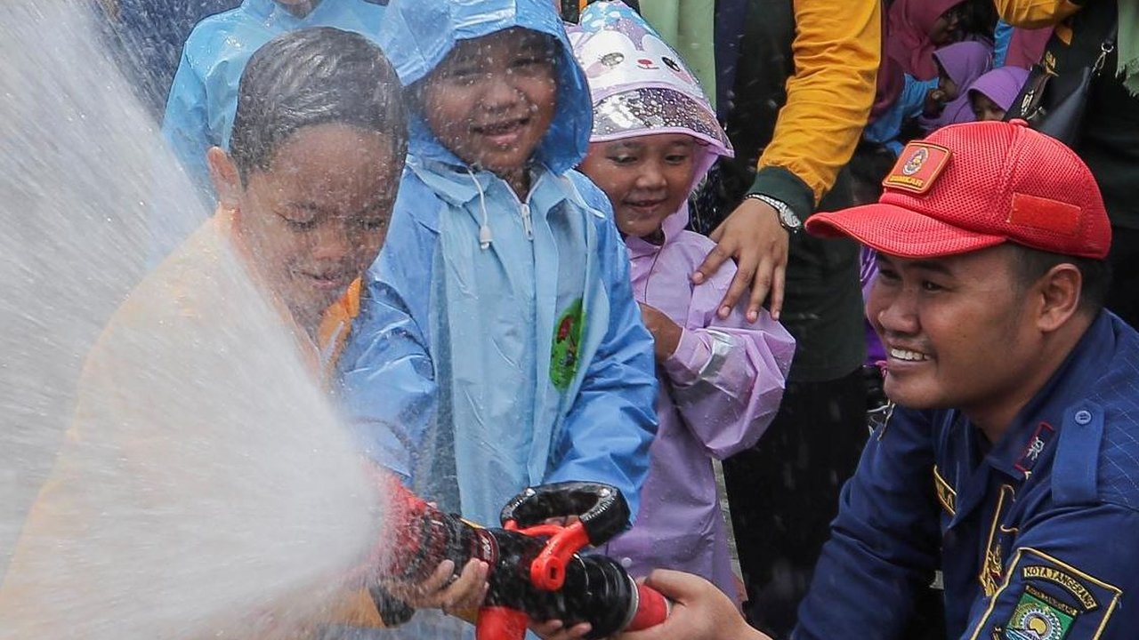 FOTO: Tingkah Anak-Anak TK Ini Gemesin saat Mengikuti Edukasi Profesi Pemadam Kebakaran