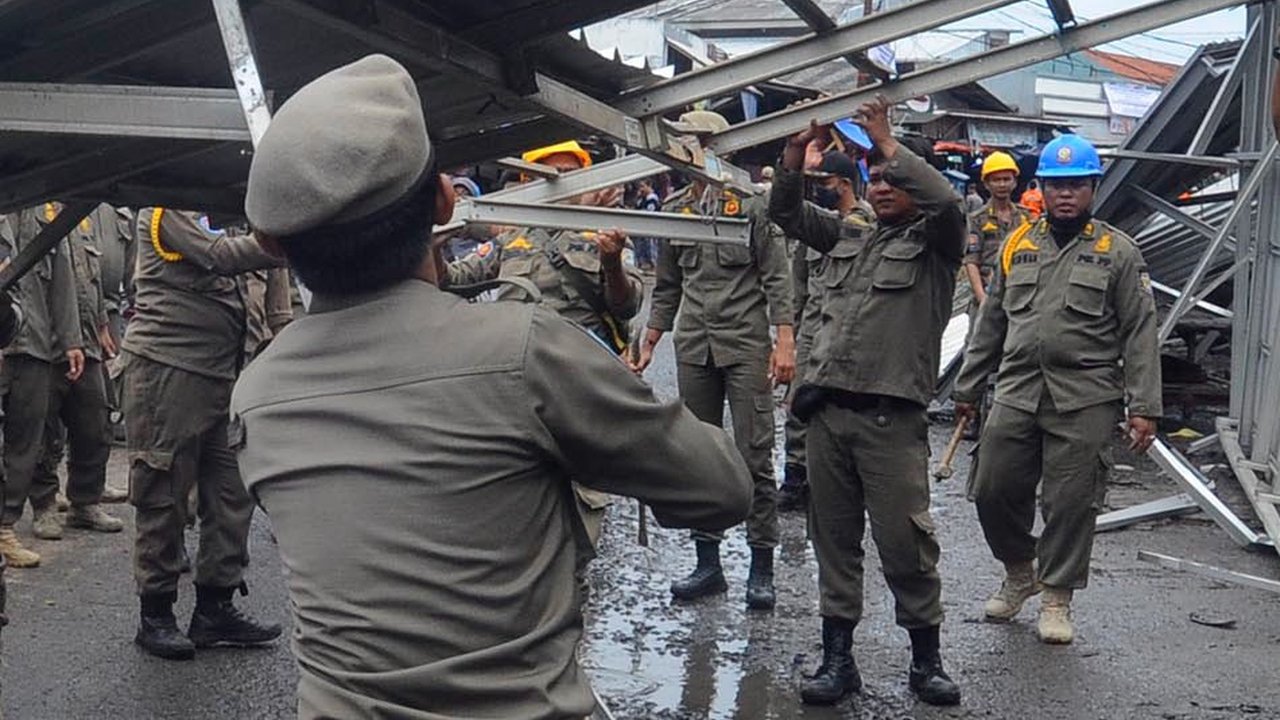 Satpol PP Tertibkan Puluhan Kafe Tak Berizin di Kolong Jembatan Cilincing