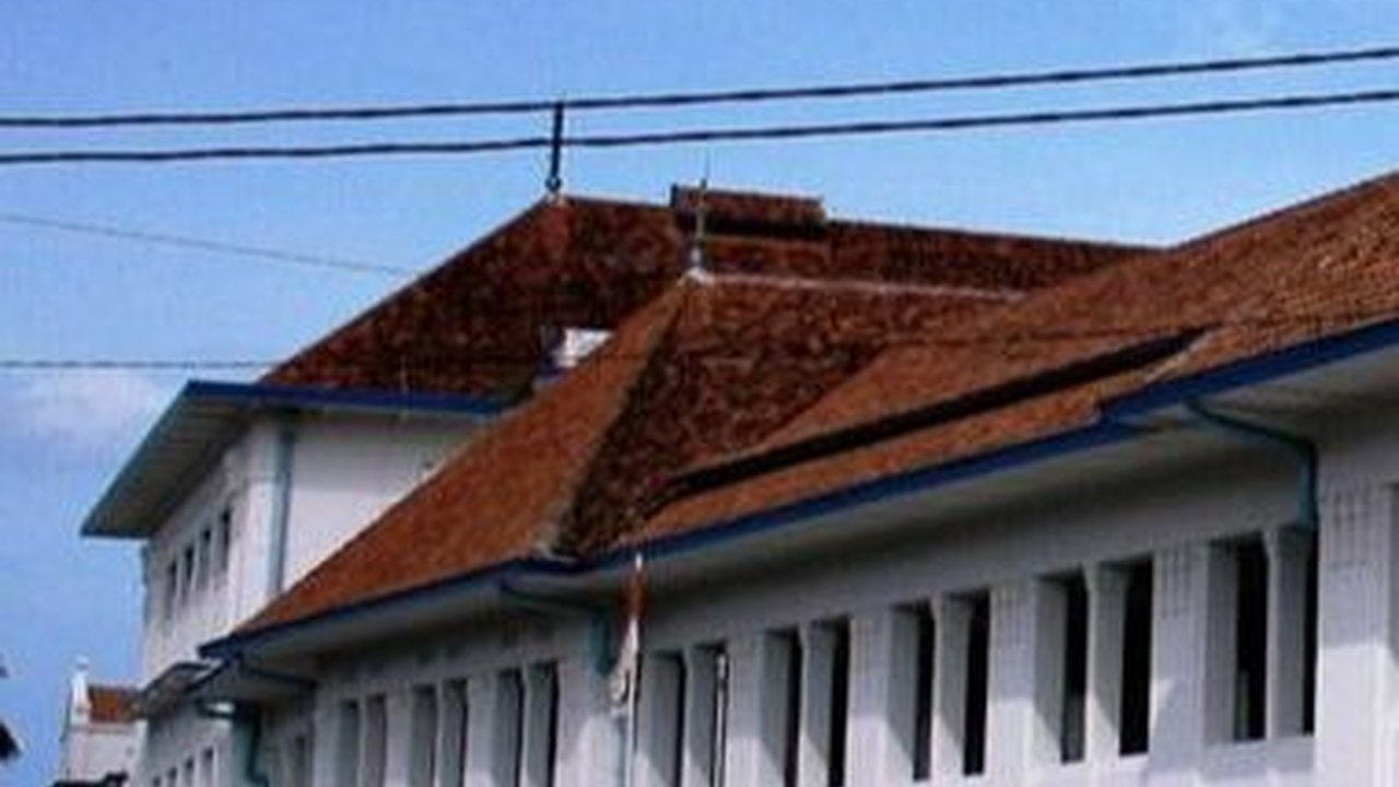 Berfoto Asyik di Kota Tua Cirebon, Ada Gedung Pabrik Rokok Peninggalan 1924