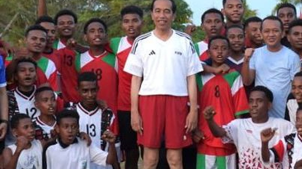 Momen Seru Jokowi Main Bola Bareng Anak-Anak Papua di Lapangan Sorido, Cetak Satu Gol Lalu Kebobolan
