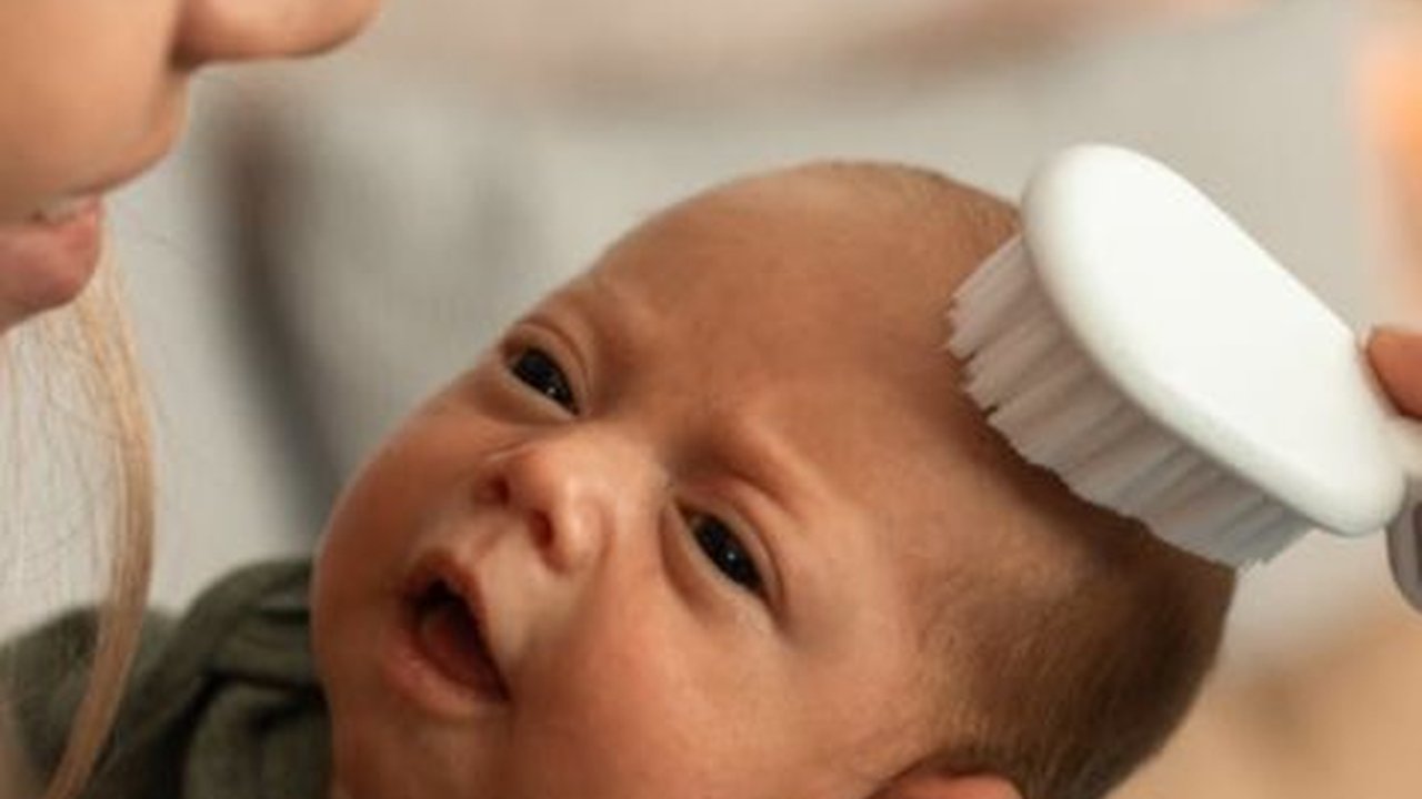 8 Cara Menebalkan Rambut Bayi secara Alami