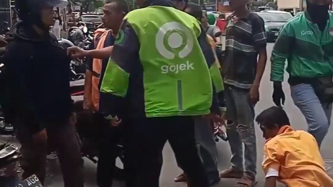 Tak Mau Bayar Parkir Rp1.000, Pengendara Motor Ini Pukul Tukang Parkir hingga Tersungkur