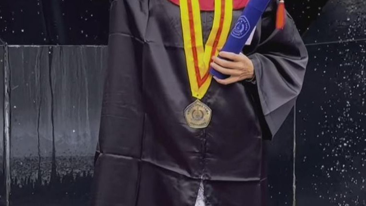Cantiknya Miss Indonesia 2009 Kenakan Toga saat Wisuda S1, Wanita Bule di Sisinya Bukan Orang Sembarangan
