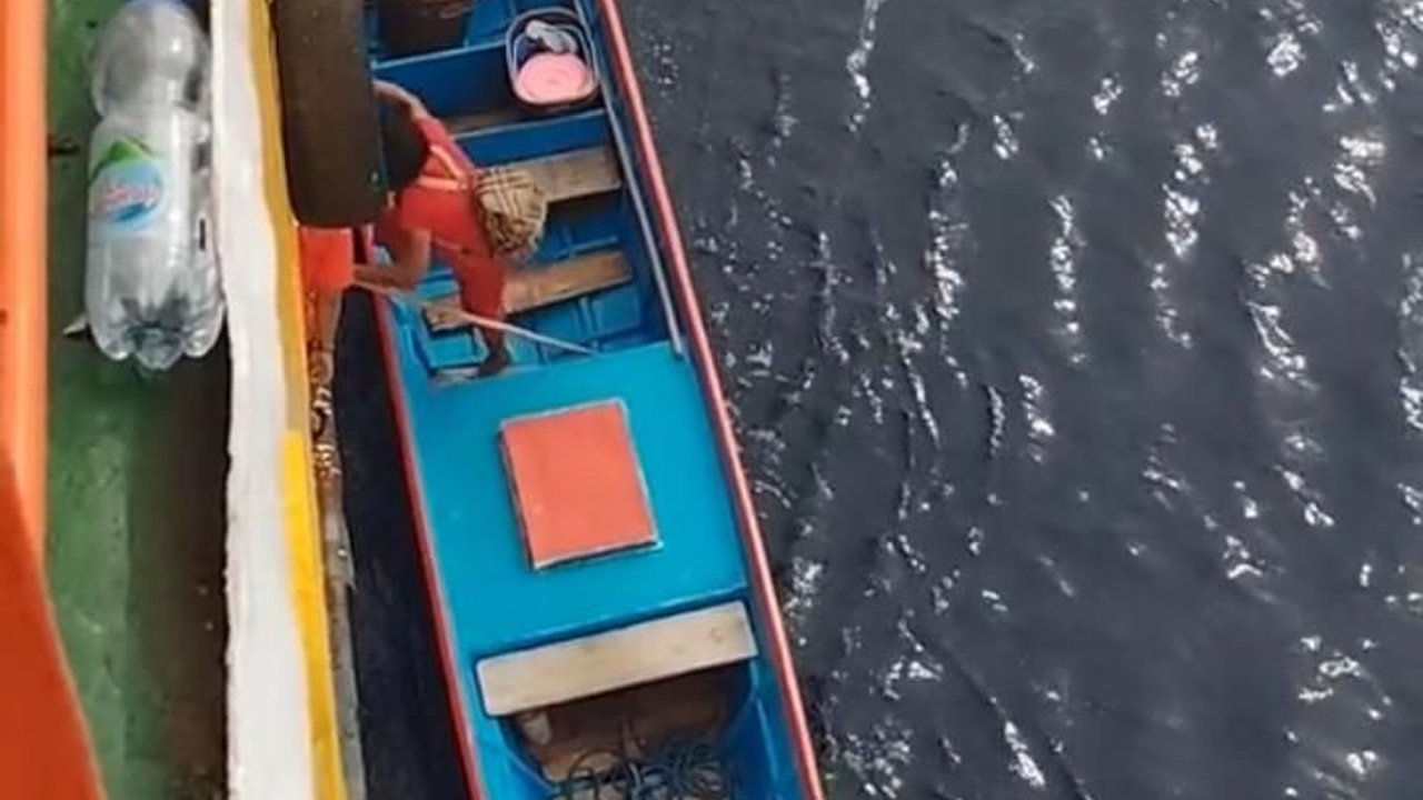 Tak Ada Kata Terlambat, Ini Momen Emak-emak Kejar Kapal Ferry yang Sudah Berlayar
