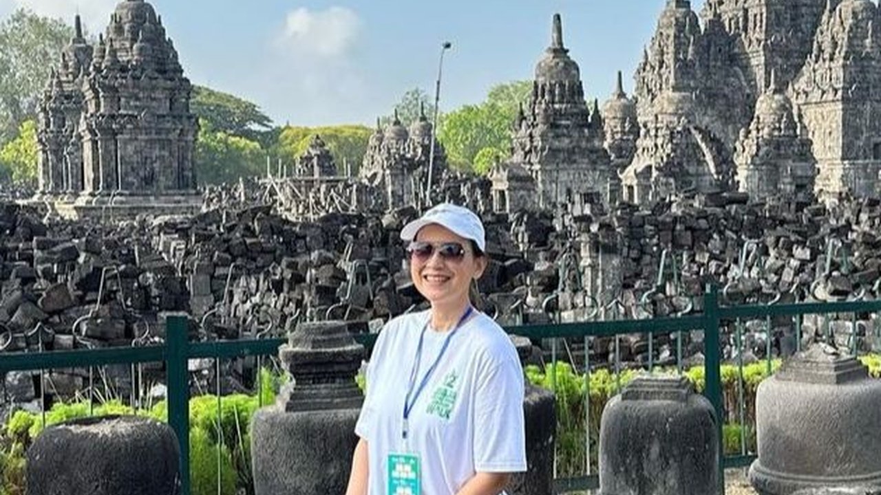 Tetap Bugar & Cantik Menawan di Usia 55 Tahun, Potret Ira Wibowo Jalan Kaki 5 Km di Yogyakarta