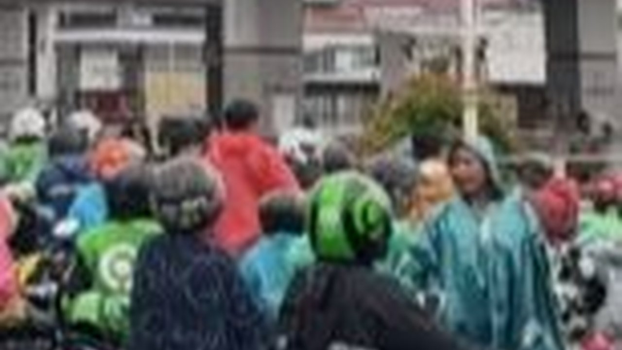 Gokil, Pria Ini Borong Pertamax di Pom Bensin dan Langsung Dibagikan ke Pengendara Motor Secara Gratis
